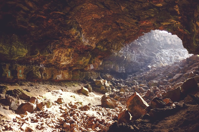 Pourquoi les grottes et gouffres d’Auvergne-Rhône-Alpes cachent-ils des secrets fascinants ?